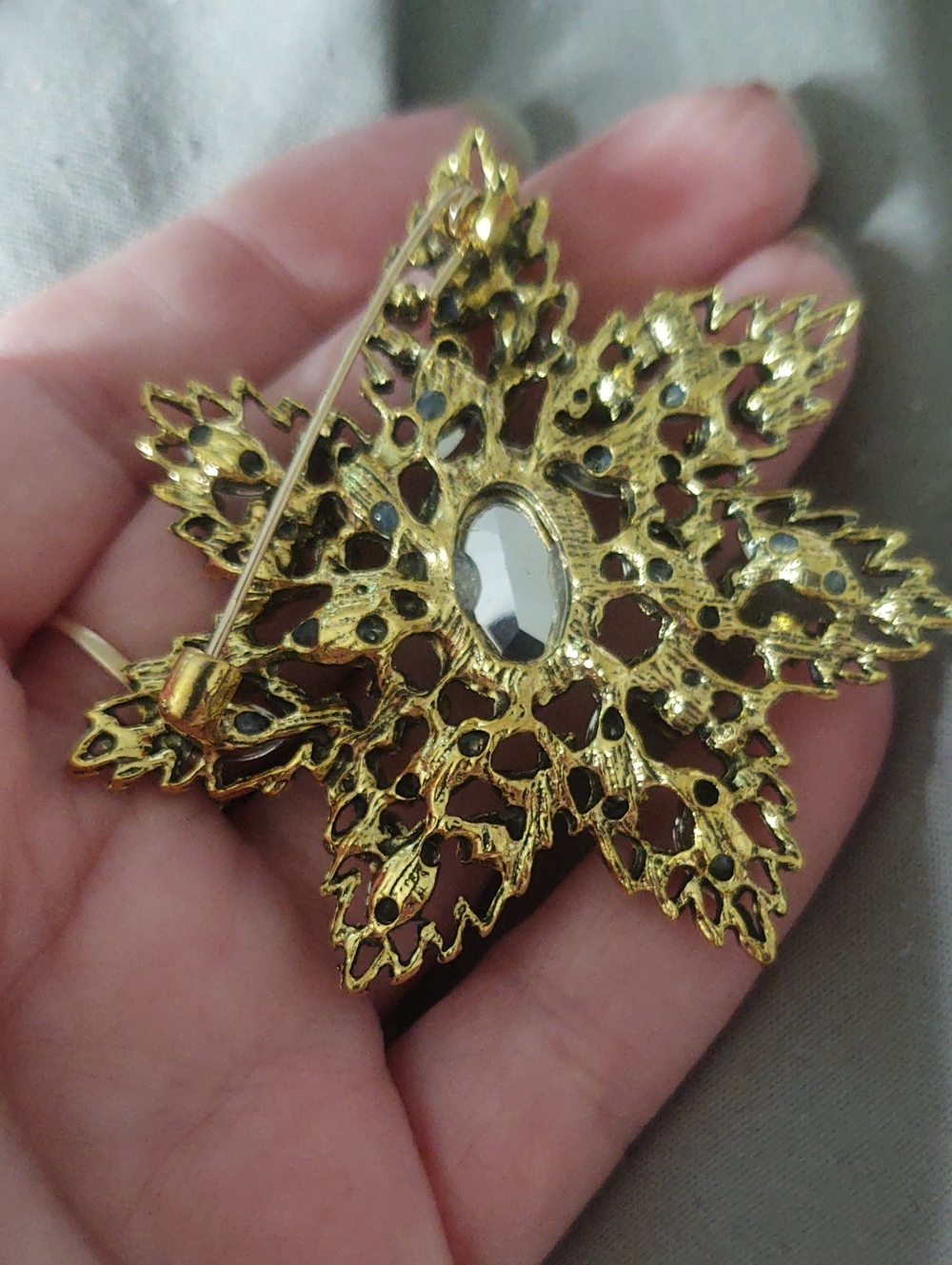 Iridescent Raspberry Rhinestone Star Brooch - Picture 2 of 4